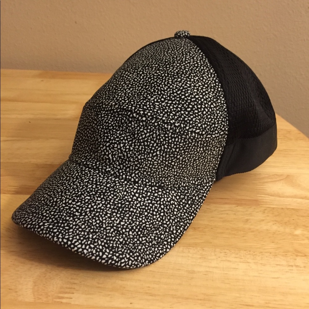 Lululemon black and white hat never worn!